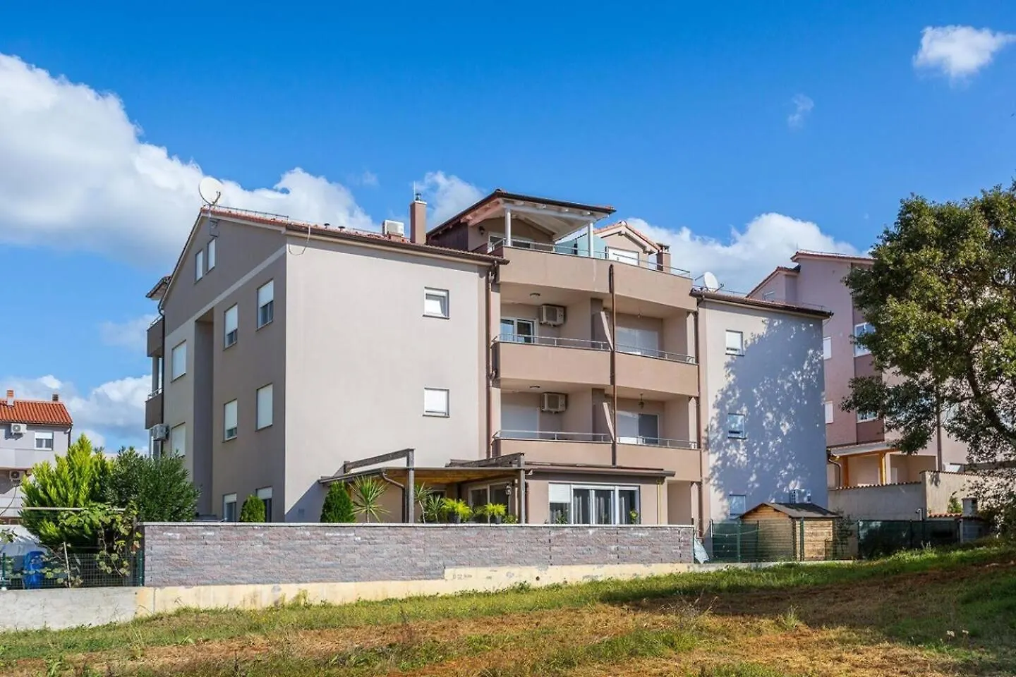Medulin 2 Bedroom Apartment With Sea View, Balcony & Free Parking